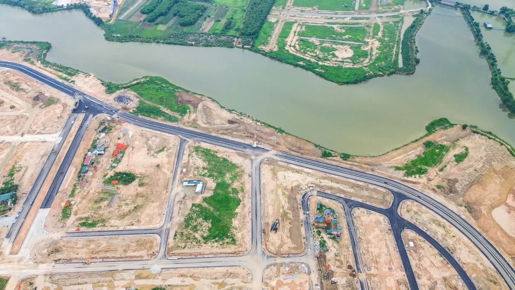 Tiến độ Pearl Rivera Mê Linh — trục đường chính đang thi công bên hồ